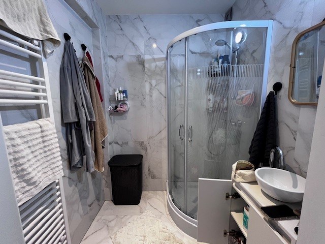 Volledig gerenoveerd én lichtrijk appartement met slaapkamer, vlak aan zee - foto 4