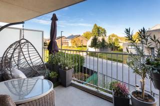 Gelegen aan de Scheldelei in Hoboken, bevindt dit appartement zich op een aangename en groene locatie nabij de Schelde en Hobokense Polder. De omgeving combineert de rust van het omliggende groen met een vlotte verbinding naar Antwerpen en de omliggende gemeenten. Ook dagelijkse voorzieningen, winkels en openbaar vervoer bevinden zich op korte afstand.<br /><br />Het appartement bevindt zich op de eerste verdieping van de goed onderhouden residentie Polderpark. Via de inkomhal, voorzien van een apart gastentoilet en een praktische berging met aansluitingen voor wasmachine en droogkast, betreedt u het appartement.<br />Het kloppende hart van de woning is de lichtrijke leefruimte met open keuken. Dankzij de grote raampartijen geniet deze ruimte van een aangename lichtinval en staat ze rechtstreeks in verbinding met het gezellige terras, een fijne plek om buiten te vertoeven. De open keuken is uitgerust met de nodige toestellen en sluit mooi aan bij de leefruimte.<br /><br />Het appartement beschikt over twee volwaardige slaapkamers die de badkamer delen. Deze is ingericht met een ligbad, douche, wastafel en praktisch opbergmeubel.<br /><br />Tot slot beschikt het appartement over een kelderberging die inbegrepen is in de prijs. Daarnaast is er een autostaanplaats aan te kopen voor € 10.000, wat zorgt voor extra comfort.<br /><br />Een aangenaam en praktisch appartement in een groene omgeving , ideaal voor wie comfortabel wil wonen met alle dagelijkse voorzieningen en Antwerpen binnen handbereik.<br /><br />Interesse?<br />Contacteer LISTED voor een bezoek: +32 3 283 51 51.