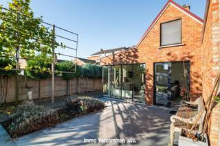 <p><span>Maison lumineuse avec un jardin magnifiquement aménagé à Haacht.</span></p><p><span>Cette agréable maison est située dans un quartier résidentiel calme à Haacht et offre un bel équilibre entre confort, espace et convivialité.</span></p><p><span>En entrant dans la maison, vous découvrez un espace de vie lumineux, suivi d’une salle à manger chaleureuse et d’une cuisine entièrement équipée.</span></p><p><span>Le salon spacieux constitue un atout indéniable : ses grandes baies vitrées laissent entrer beaucoup de lumière naturelle et offrent une vue magnifique sur le jardin. De plus, cette pièce donne directement accès à la terrasse et au jardin.</span></p><p><span>Au premier étage se trouvent deux chambres et une salle d’eau avec lavabo et toilettes. La maison dispose également d’un grenier de rangement pratique et d’un garage spacieux.</span></p><p><span>À l’extérieur, vous profiterez d’un magnifique jardin aménagé avec une agréable terrasse, où règnent le calme, la verdure et l’intimité.</span></p><p><span>En résumé, une maison lumineuse à l’agencement pratique, dotée d’un magnifique jardin et bénéficiant d’un emplacement résidentiel agréable à Haacht.</span></p><p>Vous souhaitez obtenir<span>plus d'informations ou organiser une visite sur place ? N'hésitez pas à contacter notre agence au 015/755 444 ou à</span> l'adresse<span> <span>info@immovercammen.be</span></span><span>.</span></p><p><span> </span></p>