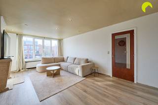 <p><span>Instapklaar 2-slaapkamerappartement nabij het Hof Van Rieth in Mortsel</span></p><p><span>Langs de Mechelsesteenweg, ter hoogte van het Hof Van Rieth in Mortsel, vinden we dit instapklare appartement in een kleinschalig gebouw. Gelegen op wandelafstand van het centrum van Mortsel vind je hier alles wat je nodig hebt in de onmiddellijke omgeving: winkels, restaurants en openbaar vervoer. Bushalte, tramhalte en station bevinden zich allemaal op wandelafstand.</span></p><p><span>Het appartement beschikt over ramen met driedubbele beglazing en biedt dankzij de praktische indeling een aangename woonomgeving. Het appartement is momenteel verhuurd en vormt hierdoor eveneens een interessante opportuniteit voor wie op zoek is naar een investering.</span></p><p><span>Indeling:</span></p><p><span>We betreden het gebouw via de centrale inkomhal. Op de tweede verdieping bevindt zich dit gezellige 2-slaapkamerappartement.</span></p><p><span>Vooraan vinden we de ruime leefruimte, die toegang biedt tot de keuken, de veranda en de eerste slaapkamer van ca. 12 m².</span></p><p><span>In de inkomhal bevindt zich aan de achterzijde een aparte praktische ruimte met aansluiting voor een wasmachine.</span></p><p><span>Achteraan bevindt zich de badkamer, uitgerust met een ligbad en lavabomeubel, evenals een apart toilet. Verder vinden we de tweede slaapkamer van ca. 16 m².</span></p><p><span>Troeven:</span></p><ul><li><span>centrale ligging nabij het centrum van Mortsel</span></li><li><span>kleinschalig gebouw</span></li><li><span>2 slaapkamers</span></li><li><span>ramen met driedubbele beglazing</span></li><li><span>praktische indeling</span></li><li><span>aparte wasruimte met aansluiting voor wasmachine</span></li><li><span>kelder aanwezig</span></li><li><span>momenteel verhuurd, interessant als investering</span></li></ul><p><span>Nuttige informatie:</span></p><ul><li><span>EPC: 174 kWh/(m² jaar)</span></li><li><span>G-score: A</span></li><li><span>P-score: A</span></li><li><span>Kelder aanwezig</span></li></ul><p><span> </span></p><p><span>Interesse in een bezoek?<br />Contacteer ons via 03 449 42 41 of mail naar hallo@habicom.be.</span></p><p><span>Benieuwd naar de waarde van uw eigen woning? Ontdek het gratis via www.watismijnhuiswaard.be.</span></p><p><span> </span></p>