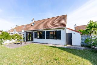 <h3><span>Vakantiewoning, Park Zeebos, Bredene</span></h3><p><span>Zonnige vakantiewoning met ruime tuin en parkeerplaats, rustig gelegen in het rustige en groene park Zeebos, op korte afstand van het strand, de zee en de duinen. Het verzorgde vakantiedomein biedt diverse faciliteiten voor het hele gezin, waaronder een openluchtzwembad, recreatiemogelijkheden en ruime groenzones.</span></p><p><span>Indeling: Ruime, gezellige leefruimte met eetplaats en een volledig uitgeruste open keuken, voorzien van alle hedendaags comfort. Op het gelijkvloers bevindt zich een slaapkamer, wat zorgt voor extra gebruiksgemak. Op de verdieping zijn er nog twee volwaardige slaapkamers aanwezig, evenals praktische bergruimte. De badkamer is modern ingericht en uitgerust met een douche en lavabo. Daarnaast beschikt de woning over een afzonderlijk toilet. Dankzij de combinatie van rust, comfort, een zonnige tuin en de uitstekende ligging nabij zee, strand en natuur is deze vakantiewoning de ideale uitvalsbasis voor eigen gebruik of als investering aan de Belgische kust.</span></p>