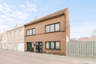 <p><u><strong>Te koop:</strong></u> zeer ruime eengezinswoning in het centrum van Machelen, momenteel ingericht als meergezinswoning.<br /><br />Deze karaktervolle woning biedt een zee aan ruimte en mogelijkheden. Dankzij de centrale ligging in Machelen geniet u van alle voorzieningen op wandelafstand, terwijl de indeling u toelaat het pand volledig naar eigen smaak te moderniseren. Met vijf slaapkamers, twee keukens en meerdere woonkamers is dit huis ideaal voor grote gezinnen, co-housing of wie werk en wonen wil combineren.<br /><br />Wandel door de hele woning via de Walkly.<br /><br /><u><strong>Belangrijkste ruimtes:</strong></u><br />• Ruime woonkamer (32 m²) met veel lichtinval<br />• Tweede woonkamer (18 m²) voor extra leefruimte<br />• Keuken (18 m²) en tweede keuken (10 m²)<br />• Vijf slaapkamers (21 m², 14 m², 12 m², 17,6 m², 26,5 m²)<br />• Badkamer (15 m²)<br />• Twee toiletten<br />• Berging (4 m²)<br />• Inkomhal (4 m²) en nachthal (6 m²)<br /><br /><u><strong>Troeven:</strong></u><br />• Zeer ruime eengezinswoning, momenteel ingericht als meergezinswoning<br />• Gelegen in het centrum van Machelen<br />• In te richten naar eigen smaak<br /><br />Meer informatie? Contacteer Margaux Mulkers via +3223351115<br />JOUW DROOMHUIS. ZO GEVONDEN!</p>