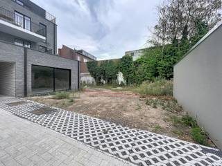 <span>Gelegen in Res. ROYAL ASTRID, gelegen op het groene dorpsplein van Grobbendonk.<br />Het gebouw bestaat in totaal uit 2 winkels / kantoren op het gelijkvloers, 9 appartementen, kelderbergingen, gemeenschappelijke fietsenberging, garageboxen en autostaanplaatsen.<br /><br />Dit appartement </span>heeft een bruto opp. van 120 m² (netto 102,75 m²) en een private buitenruimte van 63 m² aan de achterzijde. De afwerking wordt voorzien volgens lastenboek (volgens keuze van de koper).<br /><br />INDELING<br />Aparte ingang (dus enkel voor dit appartement),<br />leefruimte met open keuken die grenzen aan de buitenruimte,<br />Berging en apart toilet,<br />Twee slaapkamers en badkamer,<br />Brede nachthal met ruimte om ingemaakte kastenwand te plaatsen.<br /><br /><br />BIJZONDERHEDEN<br /><span>De koper betaalt bij aankoop: 399.000 euro + 6% (12.240€) of 21% (42.840€) BTW + 15.600 euro registratierechten + 2.600 euro opstalrechten + aanleg nutsvoorzieningen + aandeel in de opmaak van de basisakte + notariskosten.<br /></span><span>Aankoop garagebox verplicht (staanplaatsen zijn reeds allen verkocht).<br />Kostprijs garagebox: 27.500 euro + 4.095 euro BTW + 780 euro registratierechten + 60 euro opstalrechten + aandeel in de opmaak van de basisakte + notariskosten.<br />Gebouw met lift.<br /></span>Informeer u bij ons kantoor voor meer inlichtingen over de voorwaarden voor een aankoop aan 6% BTW (i.p.v. 21% BTW).<br />Max te behalen E-peil: 35.<span><br />Appartement kan snel afgewerkt worden.<br /><br /><br /></span><span>POSITIEVE ASPECTEN<br />TOP locatie op het dorpsplein van Grobbendonk<br />Mooie buitenruimte<br />Mooie architectuur</span>
