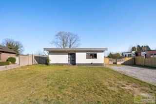 <strong>IDEALIS VASTGOED - CHARMANTE INSTAPKLARE GEZINSWONING MET EEN LICHTRIJKE LEEFRUIMTE, MODERNE OPEN KEUKEN MET KOOKEILAND, 3 RUIME SLAAPKAMERS EN BADKAMER. DE WONING IS GELEGEN OP EEN PRACHTIG PERCEEL VAN 12A 68CA! Deze knappe bungalow omvat een aangename 140m² bewoonbare oppervlakte met een lichtrijke woonkamer met aansluitend een moderne open keuken met kookeiland (voorzien van alle comfort), 3 ruime slaapkamers en een badkamer. De woning biedt verder een kelderverdieping en een zeer ruime tuin. Een unieke kans voor kandidaten op zoek naar een instapklaar huis voorzien van alle faciliteiten op een hele fijne locatie tussen de centra van Oudsbergen, Bree en Peer!</strong><br /><br /><strong>LIGGING: </strong><br />Deze woning is gelegen op een aangenaam perceel, in het rustige Wijshagen, deel van Oudsbergen. Vanuit deze locatie is men op enkele autominuten verwijderd van zowel de centra van Oudsbergen, Bree, Bocholt en Peer. Sportfaciliteiten, een krantenwinkel, horeca, een frituur en vooral ook een heel groene omgeving zijn op wandelafstand bereikbaar. De woning is omgeven door een onderhoudsvriendelijke en omheinde tuin! Een rustige ligging gecombineerd met een vlotte verbinding ten opzichte van omliggende gemeenten.<br /><br /><strong>INDELING: </strong><br /><strong>Gelijkvloerse verdieping: </strong><br />- ontvangsthal – badkamer (met douche en wastafel met spiegel)  – apart toilet – slaapkamer 1 – slaapkamer 2 – slaapkamer 3 - lichtrijke woonkamer (bestaande uit salon- en eetgedeelte) – open leefkeuken met kookeiland aansluitend aan woonkamer (voorzien van alle comfort zoals oven, vaatwas, vuur met dampkap en rechtstreekse toegang tot tuin)<br /><br /><strong>Kelderverdieping:</strong><br />- ruime kelder –<br /><br /><strong>Tuin: </strong><br />-  Onderhoudsvriendelijk ruim perceel van 1268m² –<br /><br /><strong>EXTRA TROEVEN:</strong><br />- Fijne locatie, rustig doch centraal t.o.v. omliggende gemeenten<br />- Instapklare woning<br />- Recente keuken<br />- Recente badkamer<br />- Recente ramen en deuren<br />- Functionele indeling<br />- lichtrijke woonkamer<br />- 3 slaapkamers<br />- 2 badkamers<br />- volledig gelijkvloers<br />- ruime kelder<br /><br /><strong>Stedenbouwkundige Inlichtingen:</strong><br />Bouwvergunning - Woongebied - Geen dagvaarding - Geen voorkooprecht – Verkavelingsvergunning - Geen watergevoelig openruimtegebied -<br /><br /><strong>E-peil: </strong>EPC: 498 kWh/m² <strong>met certificaatnummer:</strong> 20190816-0002179746-RES-2<br /><br /><strong>O-peil:</strong> niet overstromingsgevoelig gebied<br />P-score: A<br />G-score: A<br /><br /><strong>Benieuwd naar deze woning?<br />Wenst U advies omtrent uw eigen woning? Graag plannen wij vrijblijvend met U een afspraak in om onze expertise met U te delen, steeds tot Uw dienst!!<br />Neem contact op met IDEALIS VASTGOED op 011/515 565 of mail naar info@idealisvastgoed.be!<br />            </strong>