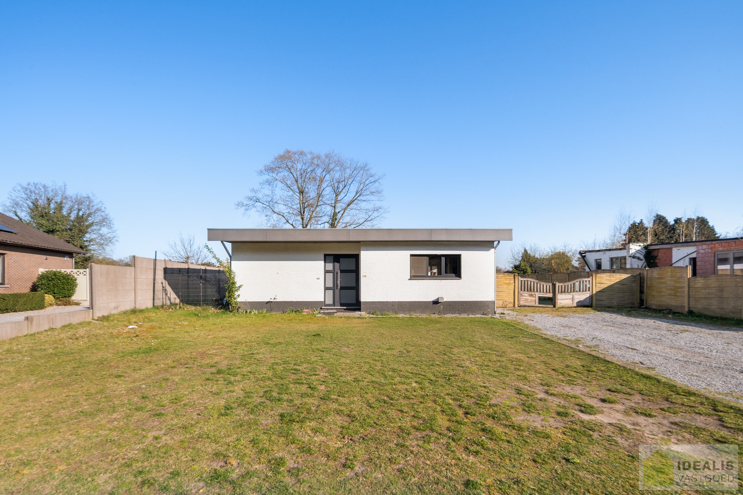 IDEALIS VASTGOED - CHARMANTE INSTAPKLARE GEZINSWONING MET EEN LICHTRIJKE LEEFRUIMTE, MODERNE OPEN KEUKEN MET KOOKEILAND, 3 RUIME SLAAPKAMERS EN BADKAMER. DE WONING IS GELEGEN OP EEN PRACHTIG PERCEEL VAN 12A 68CA! Deze knappe bungalow omvat een aangename 1 - foto 2