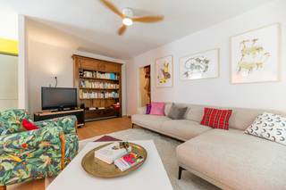 In de wijk Steenvelt, in een groene omgeving, ligt dit prachtige appartement dat in 2024 volledig is gerenoveerd. Het bevindt zich op de 2e verdieping en heeft een mooie ligging waardoor de bewoner de hele dag door van veel licht kan genieten. Dit mooie appartement is als volgt ingedeeld: hal met garderobe, ruime en lichte woonkamer van ± 35 m² met toegang tot twee terrassen van elk ± 7 m², een mooie, volledig uitgeruste keuken, overloop naar de slaapvertrekken, twee mooie slaapkamers (15 en 14 m²), waarvan één met op maat gemaakte inbouwkasten, en een badkamer met inloopdouche. Massief eiken parket in alle leefruimtes en tegels in de keuken en badkamer. In de kelder: eigen kelderruimte. Buiten: vrij toegankelijke parkeerplaats voor gasten. Appartement volledig gerenoveerd en opnieuw geschilderd in 2024. Elektrische installatie voldoet aan de voorschriften. EPC: D+ (157 kWh/m²/jaar en 31 kg CO₂/m²/jaar).<br />Zeer goed onderhouden mede-eigendom waar al talrijke investeringen zijn gedaan, zoals: nieuwe condenserende gasketel, dak vernieuwd en geïsoleerd in 2026, terrasplafonds opnieuw geschilderd, ... Reservefonds voor gemeenschappelijke kosten: 280 €/maand (verwarming, lift, gemeenschappelijke ruimtes, onderhoud van het park en het terrein, reservefonds, beheerder, water en elektriciteit voor de gemeenschappelijke ruimtes).<br />Meer informatie en bezichtigingen bij Louis Meert 0477 57 98 87 of per e-mail: LMEERT@TREVI.BE