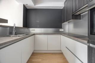 <p>Dit instapklare appartement met twee slaapkamers aan de Vaartkom in Leuven biedt een sterke combinatie van ruimte, comfort en een prachtig uitzicht op de vaart. Dankzij de grote leefruimte, de mooie lichtinval en de ligging op een gegeerde locatie woon je hier in alle rust, met de stad vlakbij.</p><p>Bij het binnenkomen valt meteen de ruime inkomhal op. Die geeft het appartement een aangename eerste indruk en zorgt voor een praktische verdeling van de verschillende ruimtes. De leefruimte is opvallend groot en vormt zonder twijfel de blikvanger van het appartement. Door de grote raampartijen geniet je hier van veel natuurlijk licht en een mooi open zicht op de vaart, wat de ruimte een bijzonder aangenaam woongevoel geeft.</p><p>De moderne keuken sluit naadloos aan op de leefruimte en is praktisch ingericht voor dagelijks gebruik. Aansluitend bevindt zich een aparte wasruimte, waardoor alles netjes en functioneel georganiseerd blijft. Verder beschikt het appartement over twee slaapkamers, een badkamer en een apart toilet. De indeling is helder, comfortabel en volledig gericht op zorgeloos wonen.</p><p>Ook op praktisch vlak zit je hier goed. Het appartement beschikt over een ondergrondse autostaanplaats en een aparte berging, twee troeven die in Leuven een duidelijke meerwaarde vormen.</p><p>De ligging aan de Vaartkom is een sterke troef. Deze buurt is de voorbije jaren uitgegroeid tot een levendige en moderne woonomgeving, met winkels, horeca, ontspanning en het centrum van Leuven op korte afstand. Je woont hier vlak bij het water, met tegelijk een vlotte verbinding naar de stad en de belangrijkste invalswegen.</p><p>Heb je interesse en wil je als eerste de kans grijpen om dit moderne appartement in Leuven te ontdekken? We trappen onze verkoop af met een exclusieve Avant-Première op 26 juni. Plan nu jouw bezoek via de paarse ‘Afspraak maken’ knop op onze website. De richtprijs bedraagt 593.000 euro. De biedingstermijn loopt tot en met 28 juni om 21:00 uur. Bekijk het Avant-Première reglement onder downloads.</p>