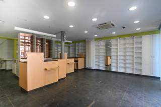 This former pharmacy with living area is located in an easily accessible location. A location like this, between Mariakerkelaan and Steensedijk in Ostend, guarantees fantastic visibility! The property consists of a commercial space with kitchen/work area, a hall and a very large storage room on the ground floor. On the first floor, there are two large rooms, an additional kitchen and a bathroom. There is already a fixed staircase to the attic floor, which can be used to create extra rooms.In short, this is a property with a lot of potential. It can serve as a commercial space, but could possibly also function as a spacious family home with a sunny city garden.Would you like to experience the possibilities of this property for yourself? If so, contact Kris on 0470/51 04 09 or by email at kris.bauwens@albert.immo.