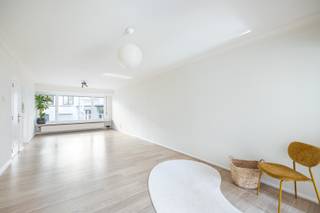 Bent u op zoek naar een gerenoveerd appartement met 1 slaapkamer, buitenruimte en een bureau of dressing? Dan is dit appartement op een toplocatie...