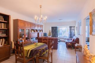 In het centrum van Heist verkopen wij dit lichtrijk 2-kamerappartement, gelegen in een kleinschalig gebouw zonder syndicus (en dus lage gemeenschappelijke kosten).<br />Leuke locatie vlakbij de Markt, de Zeedijk, het Heldenplein, ...<br /><br />Het appartement heeft een gevelbreedte van ca. 6,50 meter met de leefruimte aan de westkant.<br />Ook op technisch vlak scoort het appartement goed: een EPC-label C (geen renovatieplicht), asbestveilig en een conforme elektriciteitskeuring.<br /><br />Indeling: <br />Inkomhal met aparte bergruimte, een aangename en vrij ruime woonkamer met toegang tot de verzorgde keuken. De keuken sluit aan op een klein terrasje, ideaal om even buiten te zitten. <br />Mits het wegnemen van de muur tussen de keuken en living kunt u zorgen voor extra veel zonlicht en dit over de ganse breedte van het appartement (al dan niet in combinatie met een nieuwe open keuken met eiland). Verder nog een ruime badkamer en 2 slaapkamers. Aan de achterzijde nog een terrasje, te bereiken via één van de slaapkamers.<br /><br />Dankzij de centrale ligging bevinden winkels, openbaar vervoer, horeca en het strand zich op wandelafstand. Dit maakt het appartement geschikt voor zowel vaste woonst, tweede verblijf of als investering voor langdurige verhuur.<br /><br />Kortom, een interessant appartement op een goede locatie in hartje Heist.<br /><br />Meer informatie of een bezoek gewenst ter plaatse?<br />Contacteer Willem Cauwels op tel. 050/89.27.70.