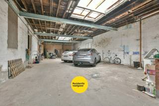 Handelshuis te koop in het hart van Blankenberge, gelegen op een perceel van 349 m², met zeer veel renovatiepotentieel en mogelijkheden. <br /><br />Het gelijkvloers van 272 m² omvat een inrit met inkom en etalageruimte, een ruime bureau, meerdere staanplaatsen en de mogelijkheid om aparte garageboxen te creëren (mits vergunning). Achteraan leidt een trap naar de eerste verdieping, waar vroeger een appartement en studio waren.<br /><br />De voorzijde van de eerste verdieping biedt een appartement met een lichte hal, ruime woonkamer met open haard en een open keuken uitgerust met Siemens-vaatwasser, Zanussi-kookplaat, dampkap, dubbele spoelbak, microgolf en koelkast. Verder zijn er twee slaapkamers, een ingerichte badkamer met douche en aansluiting voor wasmachine, en een gezellige veranda met grote glaspartijen.<br /><br />Dit handelshuis combineert een centrale ligging met veel potentieel voor commercieel gebruik of renovatie tot stijlvolle woon- en werkruimtes in het bruisende Blankenberge. <br /><br />Aarzel niet en contacteer ons vandaag nog voor een bezoek ter plaatse om de mogelijkheden verder te ontdekken!