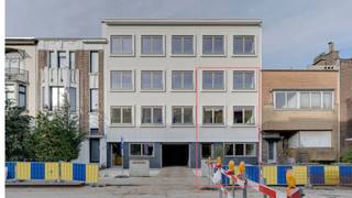 <p></p><p><br /><strong>Ontmoet deze drie knap gerenoveerde appartementen die precies weten wat ze zijn. Elk appartement beschikt over één volwaardige slaapkamer, aangevuld met een extra bureau- of dressingruimte: ideaal voor thuiswerk of gewoon extra opbergruimte. De leefruimtes gaan breed, wat zorgt voor een aangenaam gevoel van ruimte en licht. Het gelijkvloers krijgt daarbovenop een fijne privétuin van 25 m².</strong></p><p></p><p><strong>Keukens met karakter</strong></p><p><br />De keukens zijn volledig uitgerust en durven af te wijken van het standaardverhaal. Combi-microgolfoven, koelkast, inductiekookplaat en dampkap zijn allemaal aanwezig, afgewerkt in eigentijdse kleuren wat zorgt voor een speelse toets. Functioneel in gebruik, strak en fris in uitstraling. De badkamers sluiten mooi aan: Granito-tegelvloer, leuk betegelde douche én praktisch ingericht.</p><p></p><p><strong>Gerenoveerd zoals het hoort</strong></p><p><br />Dit is geen snelle opfrissing, maar een grondige renovatie waarbij alles werd meegenomen. Isolatie, technieken en afwerking werden zorgvuldig aangepakt met oog voor wooncomfort en energiezuinigheid. Elk appartement beschikt over aparte nutsvoorzieningen en een eigen kelderberging: duidelijk, efficiënt en verhuurvriendelijk.</p><p></p><p><strong>Het dagelijks gemak</strong></p><p></p><p>Aan het praktische werd even hard gedacht als aan het esthetische. Fietsen krijgen hun vaste plek in de overdekte garage en aparte kelderbergingen zorgen voor extra stockageruimte. Deze appartementen zijn gemaakt voor mensen die compact willen wonen zonder in te boeten op kwaliteit én regio. Dit is voor investeerders die houden van doordachte eenvoud met karakter. En oh ja, overdekte autostaanplaatsen achter het gebouw kunnen aangekocht worden. Interesse? Mail <u>info@ugly.be</u>!</p><ul><li><p>EPC bus 001: 133 kWh/m²</p></li><li><p>EPC bus 101: 62 kWh/m²</p></li><li><p>EPC bus 201: 102 kWh/m²</p></li></ul>