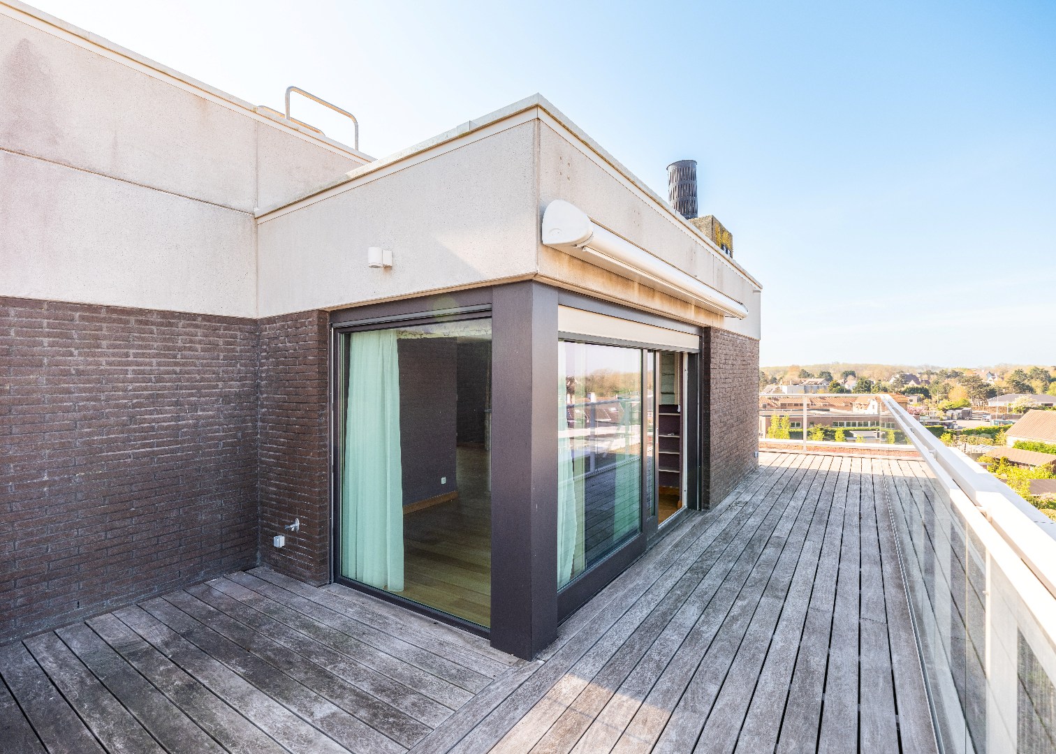 UITSTEKEND GELEGEN LICHTRIJKE PENTHOUSE MET 2 SLAAPKAMERS EN RONDOMROND RUIME ZONNETERRASSEN IN DE RECENTE RESIDENTIE PADDOCK I OP EEN BOOGSCHEUT VAN HET STRAND - foto 5