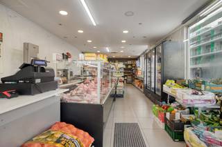 Moderne handelsruimtes (98 m²) te koop op topligging te Oostende.Dit vastgoed op een hoekligging langs de bruisende Torhoutsesteenweg biedt bijzonder veel visibiliteit voor uitbating van diverse sectoren.Indeling:- Winkelruimte R (60 m²) met airco- Winkelruimte L (20 m²) polyvalent- Keukenruimte met kitchenette en toilet (18 m²)Troeven:- Aantrekkelijk winkelpand / kantoor- Moderne winkelfaçade- Grote glaspartijen- Aantrekkelijke hoekligging- Vlot bereikbaarOp wandelafstand van het commerciële centrum van de stad Oostende en dicht bij diverse winkels en supermarkten. Goede bereikbaarheid met het openbaar vervoer.Aarzel zeker niet ons te contacteren indien dit bedrijfsvastgoed bestaande uit een handelsruimte/kantoor te koop in centrum Oostende u mogelijks kan interesseren.