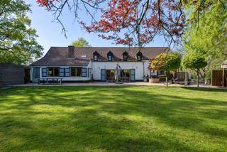 Charmante hoeve met 3 slaapkamers, 2 badkamers en stallingen op riant perceel van 5.808 m², bestaande uit: zeer ruime woonkamer met haard;...