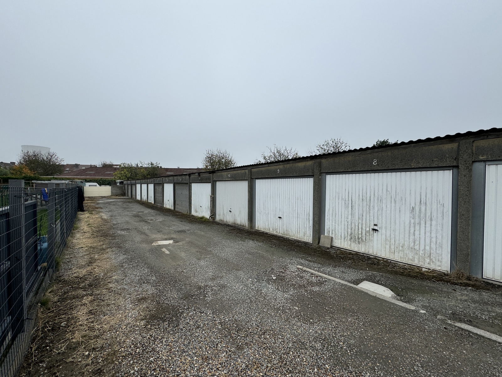 Immo Pické vous propose ce complexe de 12 garages fermés. Pour plus d'informations, n'hésitez pas à contacter l'agence.