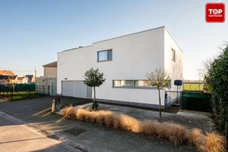 Welkom in Evergem, een rustige plek waar je echt tot rust kunt komen. Deze mooie villa ligt in een groene omgeving in een doodlopende straat,...