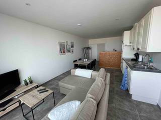Deze ongemeubelde studio bevindt zich op de zeedijk bij het binnenkomen van Middelkerke.<br />Bestaat uit woonkamer met aparte slaaphoek en open ingerichte keuken, badkamer met douche, separaat toilet en 2 bergingen.<br />Verwarming op gas, privatieve tellers.<br />EPC : 244 kWh.<br /><br />Maandelijkse huurprijs: 650 EUR + 45 EUR kosten + 75 EUR provisie verwarming = 770 EUR/MND.<br />Beschikbaar vanaf 1/06/2026.