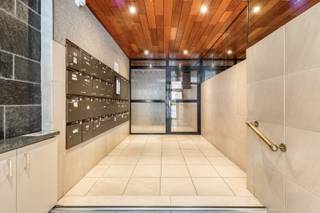 Aan de rand van het centrum van Oostende, en op 420 meter van het strand, bieden wij u een appartement aan met 2 slaapkamers in een gunstig gelegen...