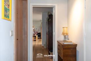 VALIMMAS verhuurt in het centrum van Asse dit welgelegen, ruime en luxueuze penthouse-appartement met groot zonneterras en eventueel een of twee garages....
Gelegen op de vierde verdieping in een kleinschalige gebouw, en bereikbaar met een beveiligde lift tot in het appartement.
Dit appartement omvat oa. een inkomhal, een ruime liging (met oa. eiken parket, inbouwspots en B&O hifi-installatie), een ruim zonneterras (± 42m² en ideaal georiënteerd naar het zuidwesten), een ingerichte keuken, een berging, drie slaapkamers, een dressing, een bureel (incl. TV, buro en verlichting), een badkamer met ligbad, en een badkamer met douche....
Er is tevens een kelder inbegrepen in de huurprijs.
Optioneel: 1 à 2 garages mogelijk mits € 75/maand/garage en voor zover nog beschikbaar.
Luxueus ingericht appartement met hoogwaardig comfort – direct instapklaar ! Individuele tellers en CV aardgas. B&O hfi-installatie met Beolink in alle plaatsen.
Huisdieren niet toegelaten.
Volle centrum van Asse, vlakbij winkels, bushalte De Lijn, scholen, … Mooi uitzicht over de Putberg vanaf het zonneterras.
+++
Bezoekmoment inplannen? Dat kan eenvoudig via onze website www.valimmas.be. Klik vervolgens op de blauwe knop "BEZOEK DIT PAND" bij het pand van je keuze. Let op: afspraken maken kan enkel nog online.
+++