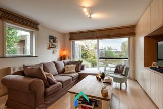 Algemeen<br />Welkom in deze gezellige woning in de Mandellaan te Meulebeke. De ligging combineert rust met een landelijk uitzicht achteraan wat meteen één van dé troeven van deze woning is. Binnen enkele minuten sta je met de wagen in het centrum van Meulebeke waar zich tal van voorzieningen bevinden zoals scholen, winkels, supermarkten en horeca.<br />De woning werd gebouwd in 2006 en doorheen de jaren verder geoptimaliseerd. Zo werd in de leefruimte een stijlvolle parketvloer geplaatst die zorgt voor een warme en tijdloze uitstraling. Daarnaast werden in de inkomhal, leefruimte en hoofdslaapkamer maatkasten voorzien, wat bijdraagt aan zowel het praktische comfort als de nette afwerking van de woning.<br /><br />Indeling<br />Via de inkomhal, uitgerust met een praktische maatkast, krijg je toegang tot het gastentoilet en de leefruimte. Deze lichtrijke leefruimte beschikt over een kwalitatieve kastenwand waarin de televisie mooi geïntegreerd kan worden. Dankzij het grote schuifraam vloeien binnen- en buitenruimte naadloos in elkaar over en geniet je vanuit de leefruimte van een aangenaam zicht op de tuin.<br /><br />De keuken bevindt zich vooraan in de woning en staat in direct contact met de leefruimte. Deze is voorzien van alle hedendaagse toestellen zoals een vaatwas, ingebouwde koelkast met vriesvak.<br /><br />Op de eerste verdieping bevinden zich drie slaapkamers, afgewerkt met een onderhoudsvriendelijke laminaatvloer. De badkamer werd in 2021 vernieuwd en beschikt over een moderne inloopdouche en een stijlvol lavabomeubel. Op deze verdieping zijn eveneens een apart toilet en een praktische wasberging aanwezig.<br /><br />De tweede verdieping is bereikbaar via een uitschuifbare trap. Deze ruimte werd volledig afgewerkt met OSB-platen en ingericht als extra slaapkamer.<br /><br />Ook buiten werd volop ingezet op comfort. In de tuin bevinden zich twee bijgebouwen: een praktische tuinberging en een tweede ruimte waarin momenteel een infraroodcabine is ondergebracht, die desgewenst kan blijven staan. Dankzij het halfopen karakter van de woning is er een handige zijdoorgang naar de voortuin. Bovendien is er voldoende plaats voorzien om een wagen te parkeren.<br /><br />Met twee terrassen geniet je op elk moment van de dag van een zonnig plekje en van het mooie landelijke uitzicht.<br /><br />Varia<br />Het grootste gedeelte van de woning werd geschilderd in neutrale kleuren. Je bent dus meteen gesetteld eens jouw meubelen zijn verhuisd. Verder werd ook gedacht aan energetische renovaties door het plaatsen van 12 zonnepanelen. Zo werd een energiezuinige woning met EPC-label B bekomen.<br /><br />Troeven<br />* Instapklaar<br />* Inbouwkasten bieden praktisch comfort<br />* Aangelegde tuin met landelijk zicht<br />* Energiezuinig<br /><br />Wens je de troeven van deze charmante woning zelf te ontdekken? Neem dan contact op met Mathieu en plan jouw bezoek in!<br /><br />T: 0479 63 53 01<br />M: mathieu@gentill.be