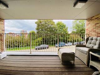 Ruim, modern appartement, landelijk gelegen. Ruim, modern appartement gelegen nabij grote invalswegen doch landelijk. Inkomhal met apart toilet,...