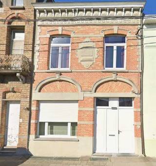 Instapklare rijwoning gelegen tussen Blankenberge en Zeebrugge. Omvattende: ruime inkomhal, living met eetruimte, keuken, polyvalente...