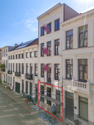 In deze prachtige herenwoning (onderverdeeld in 4 units) bevindt zich dit (van A tot Z - volgens de regels van de kunst) gerenoveerd gelijkvloers appartement. <br /><br />Centrale inkomhal, leefruimte met open keuken (voorzien van alle toestellen, hardsteen werkblad en eiland), apart toilet, cv-, wasruimte, één slaapkamer en ensuite badkamer (voorzien van o.a. inloopdouche). Verder een aangenaam terras/stadstuin met zuid-oost ligging.<br /><br />Het gebouw en appartement werd in 2026 volledig gerenoveerd. Het appartement is voorzien van veel lichtinval dankzij mooie raampartijen, werd reeds geschilderd en is voorzien van verlichting. (sommige foto's in deze advertentie zijn foto's van de bovenste verdiepingen omreden dat men de laatste hand aan het leggen is op het gelijkvloers. echter worden dezelfde materialen gebruikt. De keuken op het gelijkvloers bevindt zich langsheen de voorkant met eiland). <br /><br />Oud-Berchem is gelegen nabij tal van winkels, scholen, openbaar vervoer, sportgelegenheden, De Villegaspark, park Brialmont en belangrijke in- en uitvalswegen. Ideaal starters- of investeringsappartement.