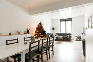 In het centrum van Neerpelt, op wandelafstand van scholen en openbaar vervoer, bevindt zich deze charmante en karakteristieke woning. Gelegen op...