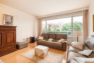[[ DIT PAND NEEMT DEEL AAN DE ERA OPEN HUIZEN DAG OP 19/9 VAN 17:30 TOT 18:30 ]]
<p>Comfortabel appartement op Linkeroever, vlak bij het Sint-Annabos, Sint-Annastrand en de Schelde.</p>

<p>Dit appartement combineert een groene omgeving met een vlotte bereikbaarheid naar het centrum van Antwerpen. Gelegen op Linkeroever geniet je hier van de nabijheid van het Sint-Annabos, het Sint-Annastrand en de jachthaven, ideaal voor wie houdt van wandelen, fietsen en ontspannen aan het water. Openbaar vervoer bevindt zich vlak bij het gebouw en ook de verbinding naar de Ring en de belangrijkste uitvalswegen verloopt bijzonder vlot. Het appartement beschikt over twee slaapkamers, een functionele indeling en een aangename leefruimte. Een praktische staanplaats vormt een extra meerwaarde.</p>

<p>Belangrijkste ruimtes:<br />• Woonkamer met aangename lichtinval<br />• Keuken uitgerust met vaatwasser, dampkap, koelkast, elektrische kookplaat en elektrische oven<br />• 2 slaapkamers<br />• Badkamer met ligbad, wastafel en aansluiting voor wasmachine en droogkast<br />• Apart toilet<br />• Staanplaats</p>

<p>Troeven:<br />• Gelegen op Linkeroever nabij Sint-Annabos, Sint-Annastrand en de Schelde<br />• Vlotte verbinding naar Antwerpen centrum, Ring en uitvalswegen<br />• Openbaar vervoer vlak bij het gebouw<br />• Staanplaats te koop voor €19.000</p>

<p>Neem vandaag nog contact op voor meer informatie of een bezoek. JOUW DROOMAPPARTEMENT. ZO GEVONDEN!</p>