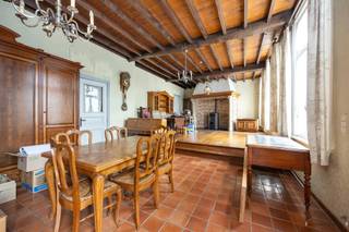 <p><span>Authentieke woning met karakter in het hart van Sint-Lenaarts</span></p><p><span> </span></p><p><span>Welkom in deze charmante woning te </span><span>Dorpsstraat 99</span><span> in hartje </span><span>Sint-Lenaarts</span><span>, waar authenticiteit en gezelligheid hand in hand gaan. Achter de gevel schuilt een huis vol karakter, met tal van </span><span>originele elementen</span><span> die meteen een warm en huiselijk gevoel oproepen.</span></p><p><span> </span></p><p><span>Binnenin word je verwelkomd door een sfeervolle leefruimte met </span><span>hoge plafonds</span><span>, </span><span>houten balken </span><span>en </span><span>authentieke binnendeuren</span><span> die de geschiedenis van de woning laten spreken. De </span><span>grote raampartijen</span><span> zorgen voor een overvloed aan natuurlijk licht en versterken het gevoel van ruimte. De </span><span>oude schouw</span><span> en </span><span>subtiele details</span><span> zoals sierlijsten en originele tegelvloeren dragen bij aan de unieke uitstraling.</span></p><p><span> </span></p><p><span>De woning biedt veel mogelijkheden tot renovatie, waarbij het authentieke karakter bewaard kan blijven en gecombineerd kan worden met modern wooncomfort.</span></p><p><span>Momenteel biedt het gelijkvloers een ruime leefruimte, een gesloten keuken die in verbinding kan worden gebracht met de leefruimte en uitzicht biedt op de tuin, een aparte bureaukamer en een bijkeuken.</span></p><p><span>Op de eerste verdieping bevinden zich zes kamers die dezelfde charme uitstralen evenals de badkamer. Vanuit één slaapkamer geniet u van een prachtig zicht op de kerk van Sint-Lenaarts.</span></p><p><span>De zolder biedt bovendien extra mogelijkheden naar opslagruimte toe.</span></p><p><span> </span></p><p><span>Als kers op de taart beschikt de woning over een gezellige tuin met achteraan een dubbele garage met extra opslagruimte, toegankelijk via de achterzijde.</span></p><p><span> </span></p><p><span>Kortom een unieke woning op een centrale ligging, vol authenticiteit en karakter, die garant staat voor een bijzondere woonbeleving.</span></p><p><span> </span></p>