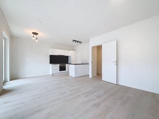 Het appartement is gelegen in de Eugène de Plynstraat en maakt deel uit van de nieuwe ontwikkeling aan de Slachthuislaan. Het is gelegen in een buurt volop in ontwikkeling, nabij restaurants, invalswegen, winkels,...Gelegen op de derde verdieping met lift:- inkomhal met uitsparing voor een vestiairekast- ruime leefruimte op tegel met houtlook. De leefruimte biedt toegang tot het terras- open keuken voorzien van alle toestellen, compleet met inductiekookplaat, ijskast met vriesvak, spoelbak, oven, vaatwasser en voldoende kastruimte.- berging met alle technische voorzieningen en aansluiting voor wasmachine en -droogkast- twee volwaardige slaapkamers- badkamer met inloopdouche, dubbel lavabomeubel, spiegelkast en handdoekdroger- toilet apart- extra berging voor opslagBijzonderheden:- gemeenschappelijke fietsenberging- maandelijkse provisie 175 euro per maand (inclusief verwarming, gemeenschappelijke kosten)- perfect binnenklimaat door ventilatiesysteem D- energiezuinig appartement met vloerverwarming en warmtepomp- per direct beschikbaar- AAA Locatie nabij binnensingel, Park Spoor Noord, het centrumBent u geïnteresseerd in dit appartement te huur te Antwerpen? Aarzel dan niet om contact met ons op te nemen. Wenst u uw eigendom ook te koop of te huur te stellen? We helpen u graag verder. Steeds tot uw dienst om u verder te helpen met al uw vragen over vastgoed.