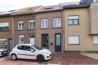 Op een bijzonder locatie aan het gezellige plein van de Markt in Rumst bevindt zich deze instapklare woning met een prachtig perceel van maar...