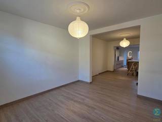 <p><span><strong>Hoogwaardig gerenoveerde woning met 3 slaapkamers en garage.</strong></span><br /><br />Op zoek naar een energiezuinige en instapklare huurwoning met karakter én comfort? Deze prachtig gerenoveerde woning nabij het centrum van Arendonk combineert authenticiteit met moderne luxe en behaalt een uitstekende EPC-score van slechts 31 kWh/m² (label A). Bovendien beschikt de woning over een inpandige garage en een 12-tal zonnepanelen.</p>
<p>We betreden de woning via de inkomhal, waar meteen het authentieke karakter opvalt dankzij de mooie plafondafwerking en stijlvolle tegelvloer. De originele trap, die gezandstraald werd om zijn charme te behouden, leidt naar de eerste verdieping. In de hal bevinden zich ook een apart gastentoilet en de toegang tot de leefruimte.</p>
<p>De open leefruimte biedt dankzij haar indeling en lichtinval tal van mogelijkheden om deze volledig naar eigen smaak in te richten. Aansluitend vinden we de moderne open keuken met praktisch werkeiland, uitgerust met alle hedendaagse comfort (exclusief vaatwasser). Deze kan eenvoudig geïnstalleerd worden in de ruime, naastgelegen voorraadberging, waar zich ook de technische installaties en aansluiting voor de wasmachine bevinden. Via de achteringang is er bovendien ruimte voorzien voor een vestiaire of schoenenkast.</p>
<p>Op het gelijkvloers bevindt zich verder nog een stijlvolle badkamer, uitgerust met een inloopdouche, een badkamermeubel met dubbele wastafel en een extra toilet.</p>
<p>De tuin is noordwest georiënteerd en combineert een aangenaam terras van ca. 12 m² met een onderhoudsvriendelijk gazon van ca. 140 m². Achteraan de tuin bevindt zich een praktische en ruime tuinberging.</p>
<p>Op de eerste verdieping zijn er drie slaapkamers. De twee grootste kamers hebben rechtstreeks toegang tot een apart toilet op deze verdieping. De slaapkamers aan de voorzijde zijn bovendien uitgerust met automatische rolluiken voor extra comfort.</p>
<p>Tot slot is er nog een zolderverdieping, bereikbaar via een val luik met vlizotrap, ideaal als extra bergruimte.</p>
<p><strong>Troeven:</strong></p>
<ul>
<li>EPC label A (31 kWh/m²)</li>
<li>12 zonnepanelen</li>
<li>Inpandige garage</li>
<li>Volledig gerenoveerd met behoud van karakter</li>
<li>3 slaapkamers</li>
<li>Ruime tuin met terras en tuinberging</li>
<li>Rustige ligging nabij centrum Arendonk</li>
</ul>
