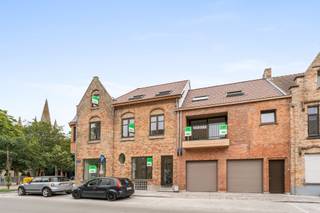 In het centrum van NIEUWPOORT bevindt zich een stijlvol, kleinschalig nieuw project vlakbij alle winkels en restaurants. De residentie bestaat uit een mix van 4 zeer mooie ruime appartementen met 2 slaapkamers en zongerichte terrassen of een TUIN voor het gelijkvloers appartement. Mogelijkheid tot aankoop van een garage in het gebouw. Gemeenschappelijke fietsenstalling met laadpaal en privatieve kelder inbegrepen in de prijs. <br /><br />De appartementen beschikken over zeer veel lichtinval en zijn ideaal geschikt voor zowel vakantie als vaste bewoning of als investering. Hoogwaardige afwerking.<br /><br />Uiterst ENERGIEZUINIG en uitgerust met warmtepomp, vloerverwarming + vloerkoeling en zonnepanelen. Verkoop onder registratie 2% of 12%. <br /><br />Prijzen vanaf 395.000 euro. Maak snel een afspraak voor een bezoek ter plaatse.