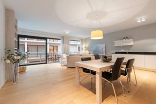 <strong>De Haan: moderne en uitzonderlijk ruime assistentiewoning met 1 volwaardige slaapkamer te koop in de Vosseslag.</strong><br /><br />In de residentie &amp;quot;Golf by Zilverduin&amp;quot; bevindt zich deze assistentiewoning met een bewoonbare oppervlakte van 71 vierkante meter, gelegen op een uitstekende locatie in de Vosseslag.<br /><br /><strong>Indeling: </strong><br />Een gezellige leefruimte, volledig geïnstalleerde open keuken, ruim terras, slaapkamer met ensuite badkamer, aparte bergruimte.<br /><br /><strong>Troeven:</strong>
<ul><li>Ruim terras;</li><li>Rustige ligging;</li><li>Privatieve berging;</li><li>Vlakbij de Kusttram.</li></ul>
Wenst u meer informatie of een bezoek ter plaatse? Contacteer Thomas Bruylant vandaag nog op +32 479 56 10 66.