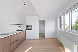 Dit kleinschalige gebouw (zonder lift) is net volledig gerenoveerd en omvat drie units met op het gelijkvloers de fietsenberging.Ideaal gelegen in...