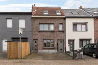 Instapklare woning met tuin in het centrum van WommelgemDeze instapklare gezinswoning biedt 4 slaapkamers én een aangename zuidoost-gerichte tuin. Op...