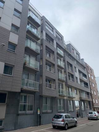 Deze knusse studio bestaat uit inkom met slaapnis (dubbelbed), woonkamer met open keuken en terras, badkamer met douche en toilet.<br />In de woonkamer is een wandmeubel met uitklapbaar dubbel bed.<br />Verwarming op gas.<br />Privatieve tellers voor elektriciteit en gas.<br />Op de 6e verdieping van deze residentie, is een groot collectief zonne-terras.<br />Momenteel verhuurd met een contract van 1 jaar.<br />Dit pand wordt verkocht onder de formule erfpacht.