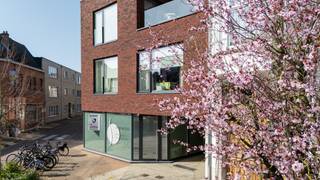 Bent u op zoek naar een instapklaar en ruim handelspand op een uitstekende locatie in Zele? Dan is dit gelijkvloerse pand zeker een bezoek waard.Het...