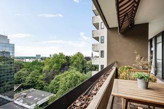 Dit prachtig appartement bevindt zich op de 10de verdieping van de prestigieuze residentie Hertogenpark, gelegen aan de Desguinlei in Antwerpen. Dankzij zijn strategische ligging geniet u van een perfecte combinatie van bereikbaarheid, comfort en groen. Het appartement bevindt zich op een steenworp van het stadscentrum, met vlotte verbindingen naar de Ring van Antwerpen, de E19, E17 en A12. Bovendien bevinden winkels, supermarkten, restaurants, scholen, culturele centra, sport-en fitnessaccomodatie en openbaar vervoer zich in de onmiddellijke omgeving.<br /><br />Bij het betreden van het appartement komt u terecht in een royale inkomhal met vestiaire, gastentoilet en een praktische berging met aansluitingen voor wasmachine en droogkast. De indrukwekkende leefruimte baadt in natuurlijk licht dankzij de grote raampartijen en biedt toegang tot het ruime, zuidwest-georiënteerde terras van maar liefst 17 m², waar u de hele namiddag en avond van de zon kunt genieten.<br /><br />Aansluitend bevindt zich de volledig uitgeruste keuken met dubbele spoelbak, keramische kookplaat, dampkap, koelkast met diepvries en een handige geïntegreerde uitklaptafel.<br />Via de nachthal bereikt u de twee volwaardige slaapkamers. De ruime master bedroom beschikt over een dressing en een ensuite badkamer uitgerust met een ligbad, toilet en dubbele wastafel. De tweede slaapkamer, ideaal als bureau, kinderkamer of logeerkamer, beschikt eveneens over een eigen ensuite badkamer met douche en wastafel. Doorheen het appartement zorgen de hoogwaardige marmeren afwerkingen voor een stijlvolle uitstraling.<br /><br />Verder beschikt het appartement over twee private kelderbergingen.<br />Een bijzondere meerwaarde is het gemeenschappelijke zwembad met sauna van de residentie, waarvan u optioneel gebruik kunt maken voor slechts €30 per maand.<br />Ook beschikt het gebouw over een interne verhuislift, wat een ladderlift overbodig maakt.<br /><br />Troeven:<br />+ Ruime en lichtrijke leefruimte<br />+ Zuidwest-georiënteerd terras van 17 m²<br />+ 2 inwonende conciërges<br />+ 2 slaapkamers, elk met eigen badkamer<br />+ 2 private kelderbergingen op -1<br />+ Gemeenschappelijk zwembad met sauna (+30€/maand)<br />+ EPC-score A<br />+ Strategische ligging nabij stad, groen en invalswegen<br /><br />Heeft u interesse in dit uniek appartement? Neem dan contact op met VB Vastgoed op het nummer 03 337 50 70 of via info@vbvastgoed.be