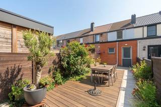 <p>Gezellige gesloten bebouwing in een rustige buurt van Gent, met garage box en tuin.</p>
<p> </p>
<p>Deze woning uit 1933 combineert een aangename ligging met praktische troeven voor wie comfortabel wil wonen nabij het centrum van Gent. Gelegen in een rustige straat en toch vlak bij scholen, openbaar vervoer en het treinstation, geniet je hier van een vlotte bereikbaarheid. De woning beschikt over een gezellige tuin met tuinhuis, ideaal voor ontspanning of extra bergruimte. Daarnaast vormt de garage box een grote meerwaarde in deze omgeving. Met twee slaapkamers, een functionele indeling en een EPC-label C biedt deze woning een interessante opportuniteit.</p>
<p> </p>
<p>Belangrijkste ruimtes:<br />• Woonkamer (8,82 m²) met gezellige leefruimte<br />• Eetkamer (13,20 m²) met ingemaakte kasten<br />• Keuken (10,35 m²) met praktische indeling<br />• Badkamer (3,64 m²) voorzien van douche, toilet, wastafel en aansluiting voor wasmachine<br />• Slaapkamer (13,18 m²) met ingemaakte kasten<br />• Slaapkamer (16,35 m²) met aangename lichtinval<br />• Tuin met tuinhuis<br />• Zolder (21,14 m²) met extra opslagmogelijkheden<br />• Garage box verplicht aan te kopen voor 25.000 euro</p>
<p> </p>
<p>Troeven:<br />• Garage box<br />• Gezellige tuin met praktisch tuinhuis<br />• Rustige ligging nabij centrum, scholen en openbaar vervoer</p>
<p> </p>
<p>Neem vandaag nog contact op met je ERA-makelaar voor een bezoek.</p>
<p>JOUW DROOMHUIS. ZO GEVONDEN!</p>