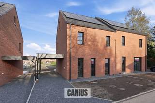 <p><span>ENERGIEZUINIGE NIEUWBOUWWONING MET 4 SLPKS</span></p><p><span> </span></p><p><span>Ben je op zoek naar een idyllisch thuis in een charmante omgeving? Dan verwelkomen we je graag in ons nieuwbouwproject te Tongeren-Borgloon, een prachtige locatie, kortbij het centrum en bovendien alle voorzieningen en invalswegen in de buurt.</span></p><p><span> </span></p><p><span>Deze halfopen bebouwing is gelegen op een perceel van 3a 72ca en beschikt over 228 m² bruto oppervlakte.</span></p><p><span> </span></p><p><span>Op het gelijkvloers vinden we een inkomhal, apart toilet, leefruimte met open keuken en een aansluitende berging terug.</span></p><p><span> </span></p><p><span>De eerste verdieping biedt een nachthal, 3 slaapkamers, een apart toilet en een badkamer.</span></p><p><span> </span></p><p><span>Er werd een vaste trap naar de zolder geplaatst, deze ruimte werd ook tot in de puntjes afgewerkt en biedt verschillende mogelijkheden.</span></p><p><span> </span></p><p><span>Verder vinden we een onderhoudsvriendelijke tuin terug met een terras, een carport en een kelder. </span></p><p><span> </span></p><p><span>TROEVEN:</span></p><ul><li><span>Energieneutraal: E-20</span></li><li><span>Warmtepomp lucht-water</span></li><li><span>10 zonnepanelen (400 wp)</span></li><li><span>Regenwarenrecuperatie </span></li><li><span>Vloerverwarming met passieve vloerkoeling</span></li><li><span>Ventilatiesysteem type D</span></li></ul><p><span> </span></p><p><span>KORT SAMENGEVAT:</span></p><p><span>PRIJS: € 485.000,00 incl. grondwaarde, constructiewaarde, registratierechten, 21% btw en aansluitingskosten nutsvoorzieningen.</span></p><p><span> </span></p><p><span>Meer informatie over dit project? </span></p><p><span>Contacteer ons kantoor 078 78 30 39 – <span>info@canius.be</span></span></p><p><span> </span></p><p><span>De vermelde oppervlaktes zijn slechts een indicatie. Canius Real Estate kan niet verantwoordelijk gesteld worden voor de juistheid van de door zijn verstrekte gegevens.</span></p><p><span> </span></p>