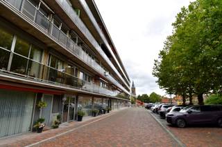 Op zoek naar een lichtrijk en instapklaar appartement op een toplocatie? Of eerder op zoek naar een interessante investering? Dan is dit appartement absoluut het bekijken waard!<br /><br />Dit aangename appartement is gelegen in het hartje van Gullegem, op een uitstekende locatie waar alle dagelijkse voorzieningen vlot bereikbaar zijn. Het appartement bevindt zich op de 4de verdieping van residentie “De Gulle” en is eenvoudig bereikbaar met de lift.<br /><br />Indeling als volgt:<br />Via de inkomhal, voorzien van een handige vestiaire/voorraadkast, komen we terecht in de lichtrijke leefruimte. Dankzij de grote raampartijen geniet deze ruimte van een aangename natuurlijke lichtinval. Aansluitend bevindt zich de geïnstalleerde keuken.<br /><br />Verder beschikt het appartement over een badkamer met douchecel en lavabomeubel, 2 volwaardige slaapkamers en een apart toilet.<br /><br />Een absolute troef is het zonnige terras over de volledige breedte van het appartement. Hier kan je heerlijk genieten van het buitenleven en het mooie, open zicht. De omgevingswerken zijn in volle gang en binnenkort zicht op veel groen en kronkelende Heulebeek.<br /><br />Daarnaast is het appartement voorzien van airconditioning en beschikt het over een kelderberging, inbegrepen in de vraagprijs.<br /><br />Ook voor investeerders biedt dit appartement mooie mogelijkheden. Het is momenteel verhuurd, waardoor je meteen beschikt over een interessante opbrengsteigendom.<br /><br />Aankoop van een garage behoort tot de mogelijkheden.<br /><br />Onze ref. DEV5174<br />Stedenbouwkundige info in aanvraag