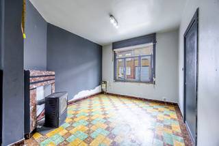 <strong><strong>Te renoveren woning in centrum Arendonk.<br /><br /></strong></strong>Deze te renoveren halfopen woning is gelegen op een perceel van 354 m² en biedt tal van mogelijkheden.<br /><br />De woning omvat op het gelijkvloers een inkomhal, leefruimte, keuken, badkamer, veranda en koer. Op de eerste verdieping bevinden zich een nachthal en twee slaapkamers. Via een luik in de nachthal is de zolder bereikbaar.<br /><br />De aansluitende garage, die in het verleden werd ingericht als studio, beschikt over een leefruimte met mezzanine, een keuken en een badkamer. Hierdoor biedt ze diverse mogelijkheden.<br /><br />De woning bevindt zich op een gunstige locatie nabij het centrum van Arendonk, met winkels, scholen, openbaar vervoer en andere voorzieningen binnen handbereik.<br /><br /><em><span>Specificaties:</span></em>
<p>- Perceel woning van 354 m²<br />- Garage die in het verleden werd ingericht als studio <br />- 2 slaapkamers <br />- EPC: 868 kWh/m² jaar (label F) – renovatieverplichting <br />- Centrale ligging nabij alle voorzieningen</p>
