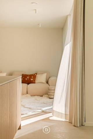 Dit luxueus afgewerkt appartement maakt deel uit van het nieuwbouwproject AQUILO, gelegen in het prestigieuze Sint-Idesbald. Een residentie waar eigentijdse architectuur en verfijnde afwerking samenkomen in een stijlvolle en rustige omgeving vlak bij zee.<br /><br />Het energiezuinige karakter van het project wordt gewaarborgd door individuele zonnepanelen per appartement, doorgedreven isolatie, een warmtepomp en balansventilatie type D. De royale oppervlaktes en hoogwaardige materialen benadrukken het exclusieve karakter van deze residentie.<br /><br />Het appartement bevindt zich op de tweede verdieping en werd op plan ingedeeld als volgt: inkomhal met gastentoilet en berging, lichtrijke leefruimte met open keuken, twee slaapkamers, een badkamer, een ruim terras en een zolderberging.<br /><br />Verplichte aankoop van parkeergelegenheid en kelderberging, niet inbegrepen in de prijs.<br /><br />Oppervlakte appartement: 125,55 m²<br />Oppervlakte terras: 23,90 m²<br />Oppervlakte zolderberging: 22,52 m²<br /><br />Voor meer informatie of een bezoek aan het modelappartement kunt u ons steeds contacteren via 050 66 00 00 of via louna@found-baker.com