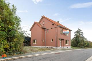 Op een rustige locatie, nabij het centrum van Hoegaarden bevindt zich deze woning met 3 slaapkamers en een bewoonbare oppervlakte van 131 m² op een perceel van 800 m². Hier geniet u van een rustige leefomgeving met een uitstekende bereikbaarheid naar winkels, scholen en openbaar vervoer. <br /><br />We betreden het huis via een verzorgde inkomhal met apart gastentoilet. De lichtrijke leefruimte nodigt uit tot het creëren van een gezellige zithoek en een aparte eetplaats, ideaal voor warme familiemomenten of knusse avonden met vrienden. De aansluitende keuken werd harmonieus geïntegreerd en vormt een vlotte verbinding met de tuin. Hier geniet u in alle rust en privacy van het buitenleven, omringd door groen. Op de eerste verdieping biedt de nachthal toegang tot drie volwaardige slaapkamers en een badkamer, ingericht met een douche en lavabo. De woning beschikt bovendien over een ruime kelderverdieping, ideaal als extra opslagruimte. Tevens beschikt u over een ruime zolder, die u kan inrichten naar eigen wens. Achteraan het perceel vinden we nog een multifunctioneel bijgebouw/schuur, perfect geschikt als garage, opslagplaats, atelier of hobbyruimte. Tot slot werd de woning voorzien van rolluiken, wat extra comfort en veiligheid garandeerd.<br /><br />U bent verplicht om deze woning binnen de 5 jaar na aankoop grondig energetisch te renoveren tot minimum EPC-label D.<br /><br />Dit is een uitstekende opportuniteit als u op zoek bent naar een ruime woning met 3 slaapkamers en tuin op een uiterst rustige ligging nabij het centrum van Hoegaarden. Contacteer ons voor meer informatie op 0472 22 12 41 of neem een kijkje op www.boonstravastgoed.be . <br /><br />Bijzonderheden:<br />- Rustige ligging<br />- Perceel = 800 m²<br />- Bewoonbare oppervlakte = 131 m²