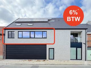 <p><span>Ben je op zoek naar een <strong>luxueus én heel ruim appartement in de dorpskern van Sinaai</strong>? </span><br /><span>Dan is deze kleinschalige residentie met slechts 3 appartementen wat u zoekt. </span><br /><span>Wees snel en koop nu nog aan *<strong>6% BTW</strong>!</span><br /><br /><span>Het gebouw is voorzien van een <strong>lift</strong>, een ruime fietsenstalling, een vuilnisbering en drie inpandige parkeerplaatsen. Om comfortabel in en uit te rijden wordt er een <strong>draaischijf</strong> voorzien in de doorrit, zo rijdt u steeds gemakkelijk de openbare weg op.</span><br /><span>Ieder appartement is voorzien van individuele <strong>zonnepanelen</strong> en <strong>vloerverwarming</strong>, samen met de goede <strong>isolatiewaarde</strong> zijn ze steeds<strong> Bijna Energie Neutraal</strong> en komt u in aanmerking voor 5 jaar korting op uw onroerende voorheffing.</span></p><p><span>De oplevering wordt nog eind dit jaar voorzien.</span><br /><br /><span><strong>Is jouw interesse gewekt? Neem dan vlug contact met ons op en plan jouw persoonlijk werfbezoek in.</strong></span><br /><span><strong>0468 176 177 of sven@acvastgoed.be</strong></span><br /><br /><span><strong><u>Bekijk hier de beschikbare kavels:</u></strong></span><br /><span>- 1e verdiep: 2-slaapkamerappartement (99 m²) met terras (11 m²)</span><br /><span>- 2e verdiep: Penthouse met 3 slaapkamers (135 m²) met terras (13 m²)</span><br /><span>- Gelijkvloers: Duplexappartement met 3 slaapkamers (140 m²) met terras (20,5 m²)</span><br /><span>- 3 inpandige parkeerplaatsen (€ 25.000/stuk)</span></p>