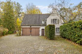 Deze klassieke gezinswoning nodigt nieuwe eigenaars uit om haar opnieuw tot leven te brengen en te laten openbloeien tot een ware...