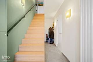 In een doodlopende en erg rustige straat, op een centrale ligging in Boortmeerbeek, bevindt zich deze halfopen bebouwing, die quasi volledig...